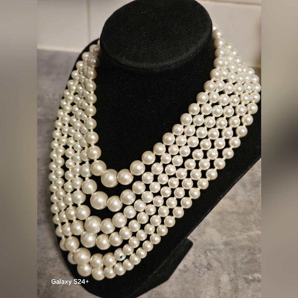 Elegant Faux Pearl Necklace